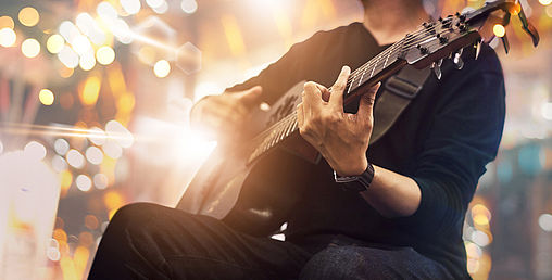 Gitarrenspieler bei einem Livemusik Auftritt