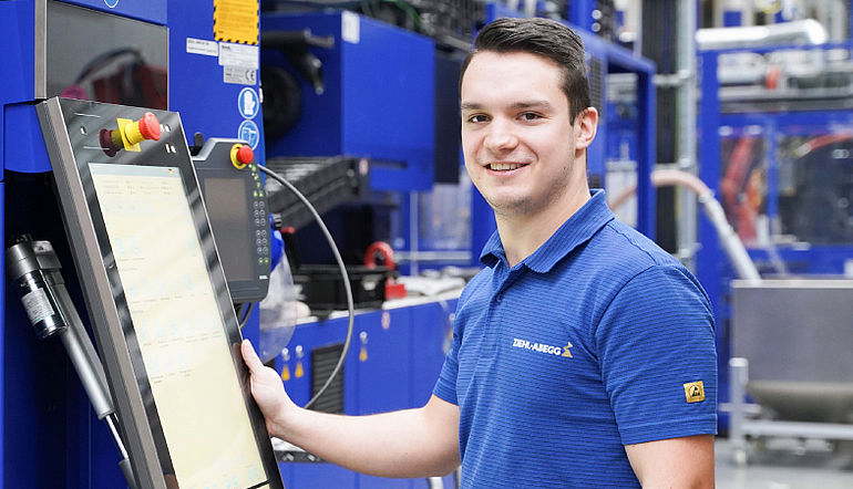 Auszubildender zum Verfahrensmechaniker Kunststofftechnik bei der Arbeit