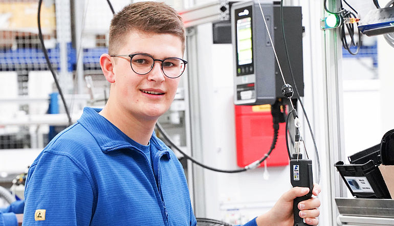 Ausbildung als Industriemechaniker Ein Auszubildender zum Industriemechanike bei der Arbeit