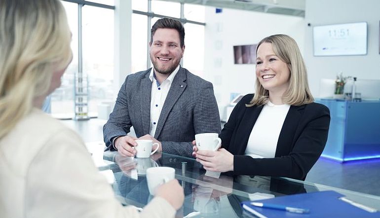 Ein Mann und eine Frau in Besprechung einer Abschlussarbeit