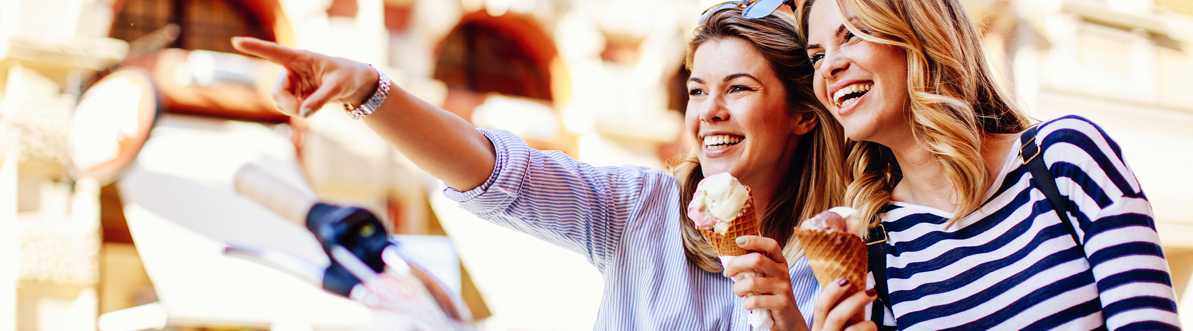 Zwei Frauen mit einem in der Hand
