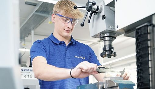 Ein Auszubildender des gewerblichen Metallbereichs bei der Arbeit