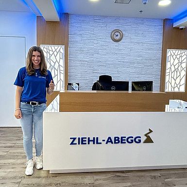 Eine junge Frau steht neben der Rezeption von ZIEHL-ABEGG Dubai