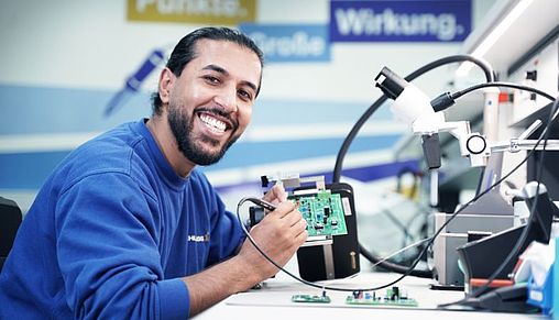 Ein Auszubildender des gewerblichen Elektrobereichs bei der Arbeit