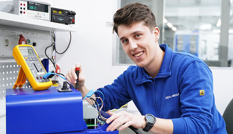 Dualer Student aus dem Bereich Engineering Mechatronik beim Schrauben