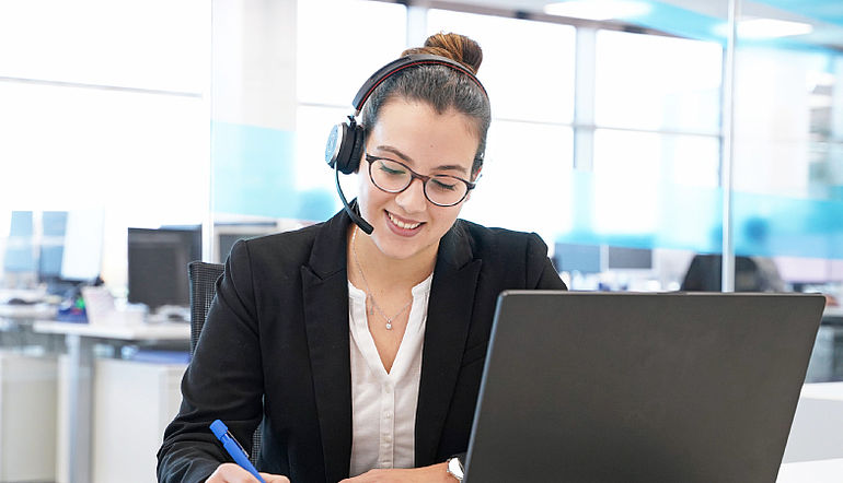 Eine Auszubildende des kaufmännisch / technischen Bereichs bei der Arbeit am Schreibtisch