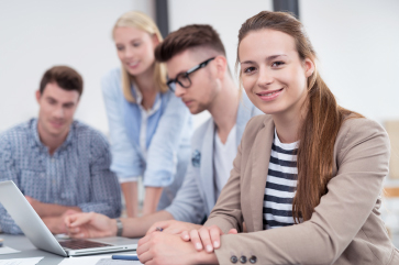 Studierende sitzen zusammen und erarbeiten Lösungen